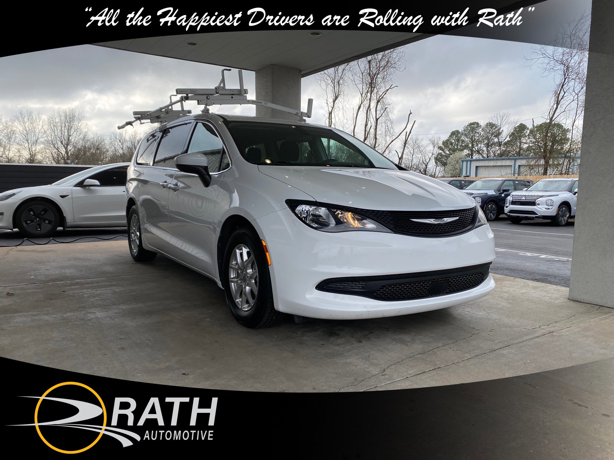 Used 2022 Chrysler Voyager LX image 4