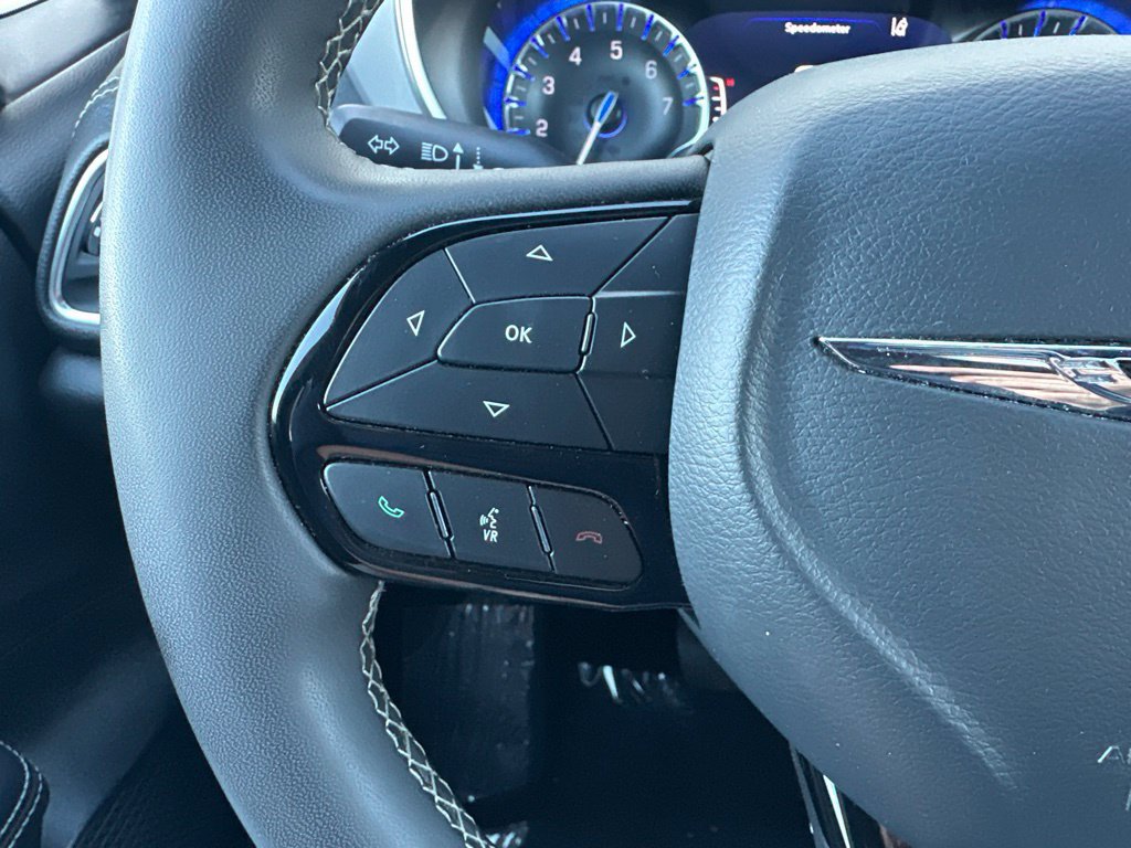 Used 2025 Chrysler Pacifica Limited FWD image 42