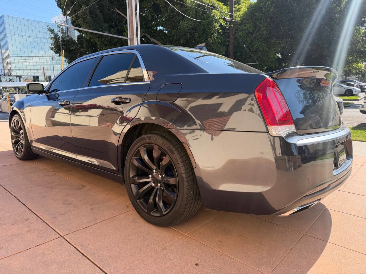 Used 2018 Chrysler 300 Touring w/ Chrome Appearance Package RWD image 3