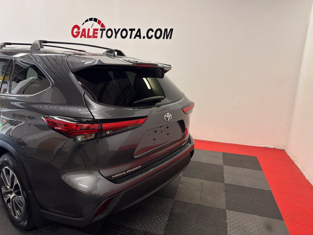 Used 2022 Toyota Highlander XLE AWD/4WD image 10