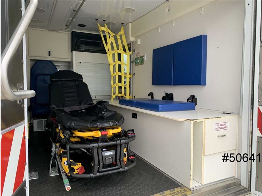 Used 2014 Chevrolet Express 4500 w/ Ambulance Package RWD image 12