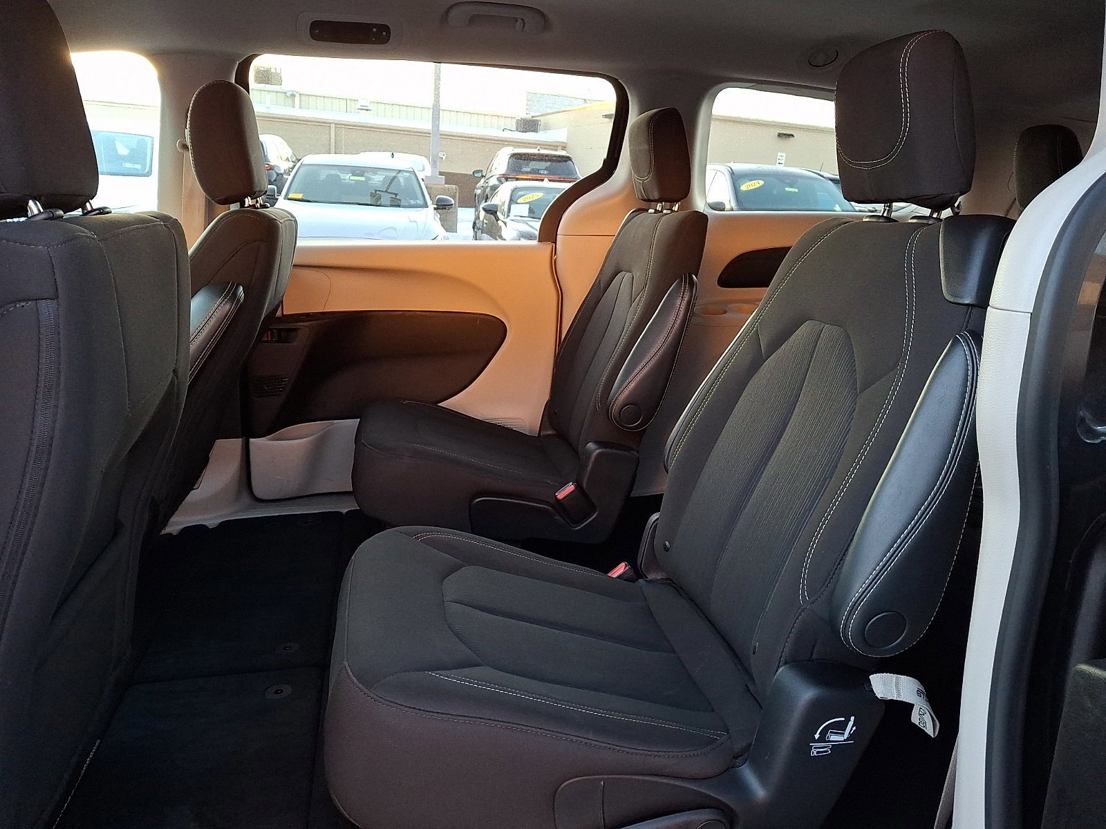 Used 2023 Chrysler Voyager LX FWD image 11