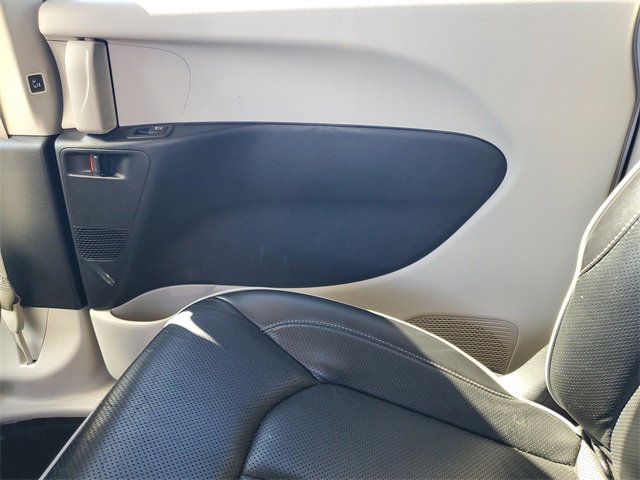 Used 2023 Chrysler Pacifica Limited image 25