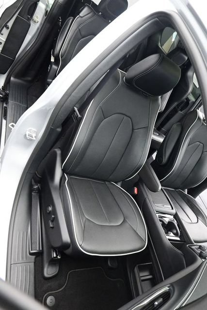 Used 2026 Chrysler Pacifica Limited FWD image 17