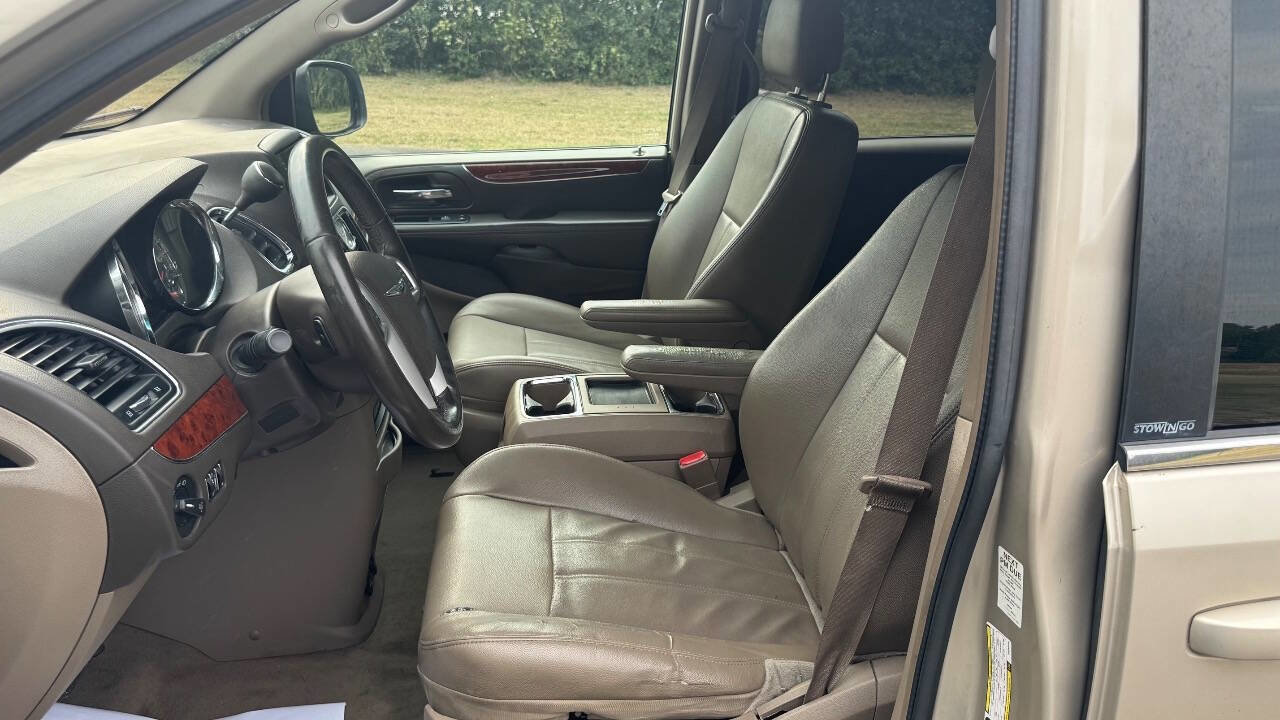 Used 2014 Chrysler Town & Country Touring FWD image 14