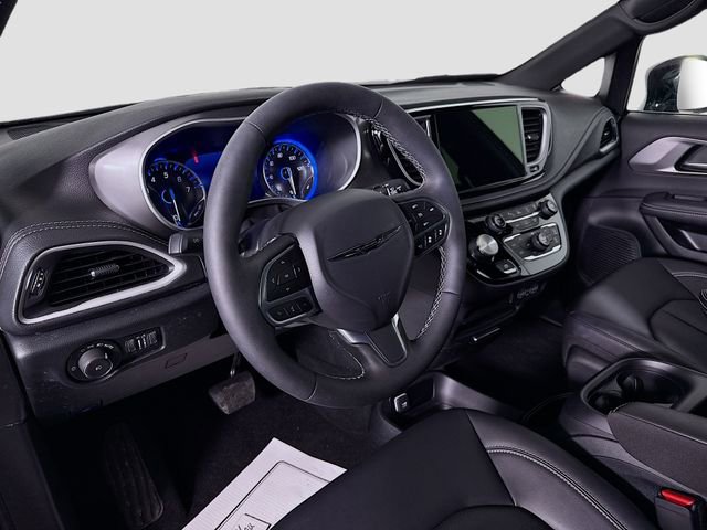 Used 2025 Chrysler Pacifica Select image 9