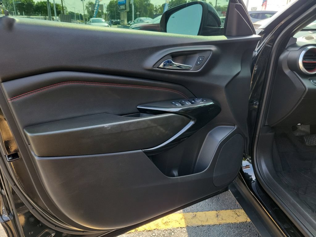 Used 2025 Chevrolet Trax RS w/ Sunroof Package FWD image 24