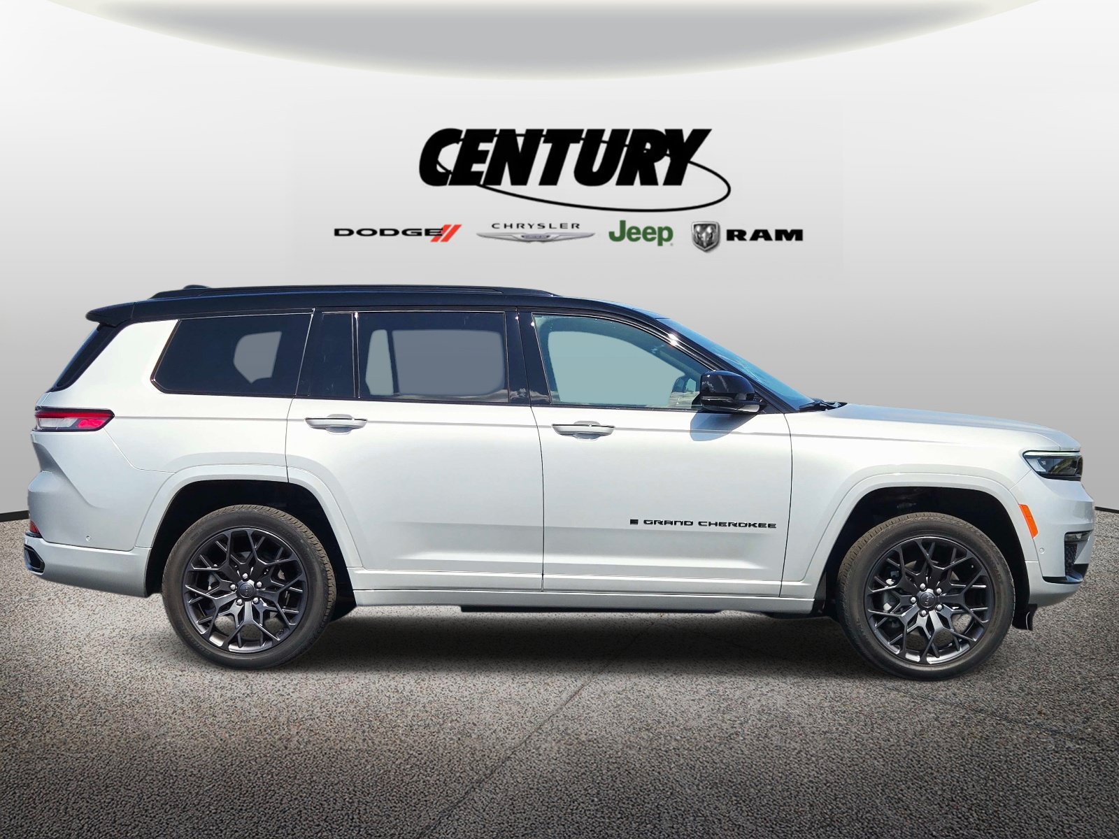 Used 2025 Jeep Grand Cherokee L Summit AWD/4WD image 2