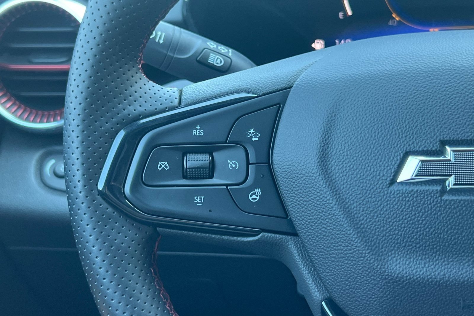 Used 2024 Chevrolet Trax RS w/ Sunroof Package FWD image 30
