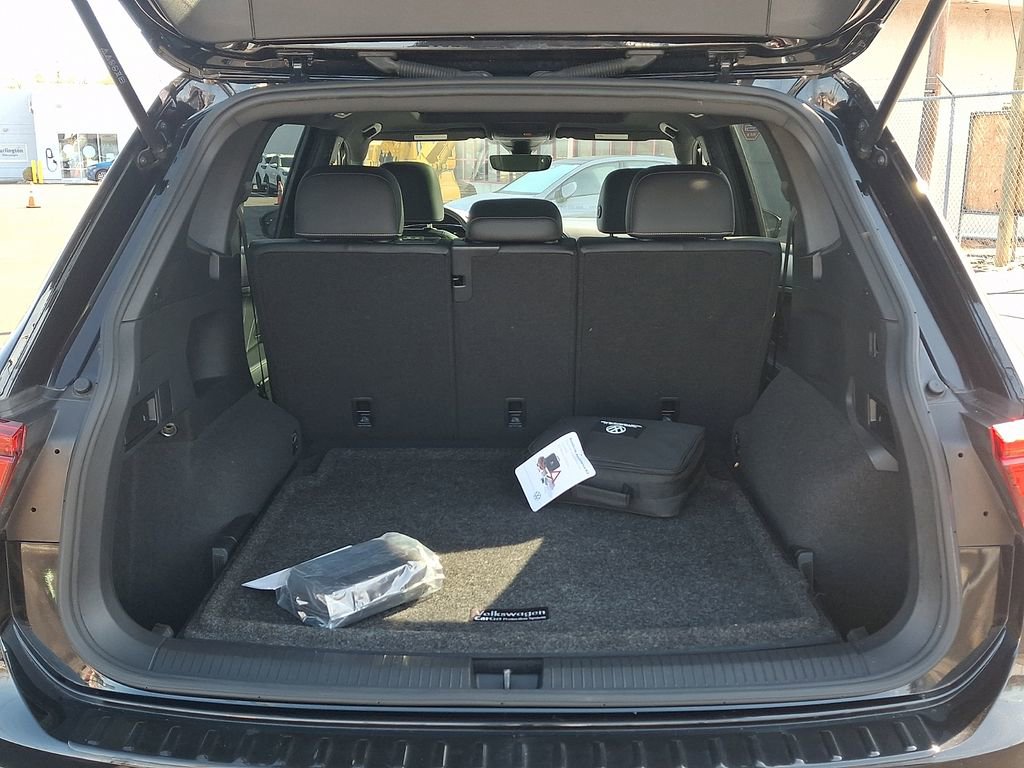 Certified 2023 Volkswagen Tiguan SE R-Line image 30