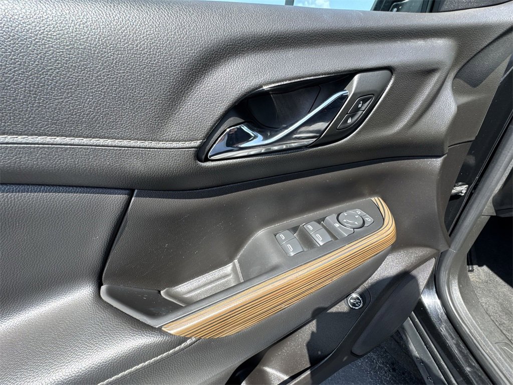 Used 2023 GMC Acadia SLE w/ Driver Convenience Package image 13