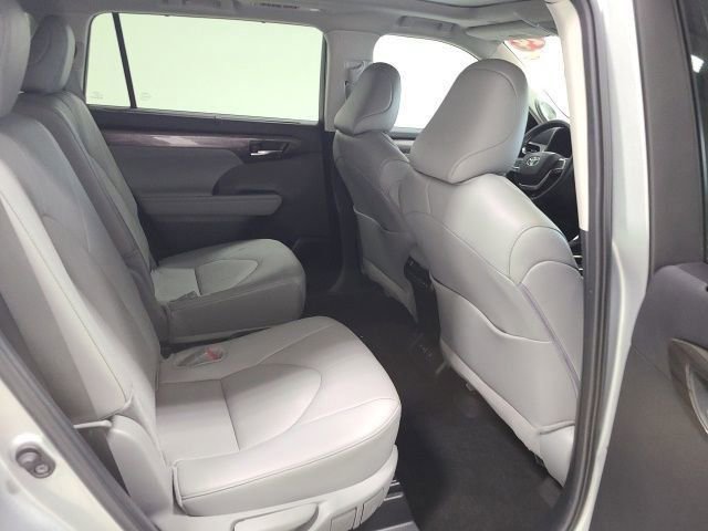 Certified 2024 Toyota Highlander Platinum FWD image 12
