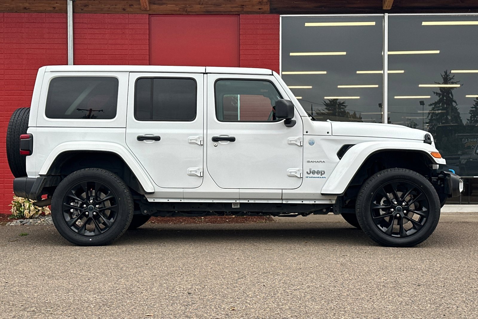 Used 2024 Jeep Wrangler Unlimited Sahara image 3