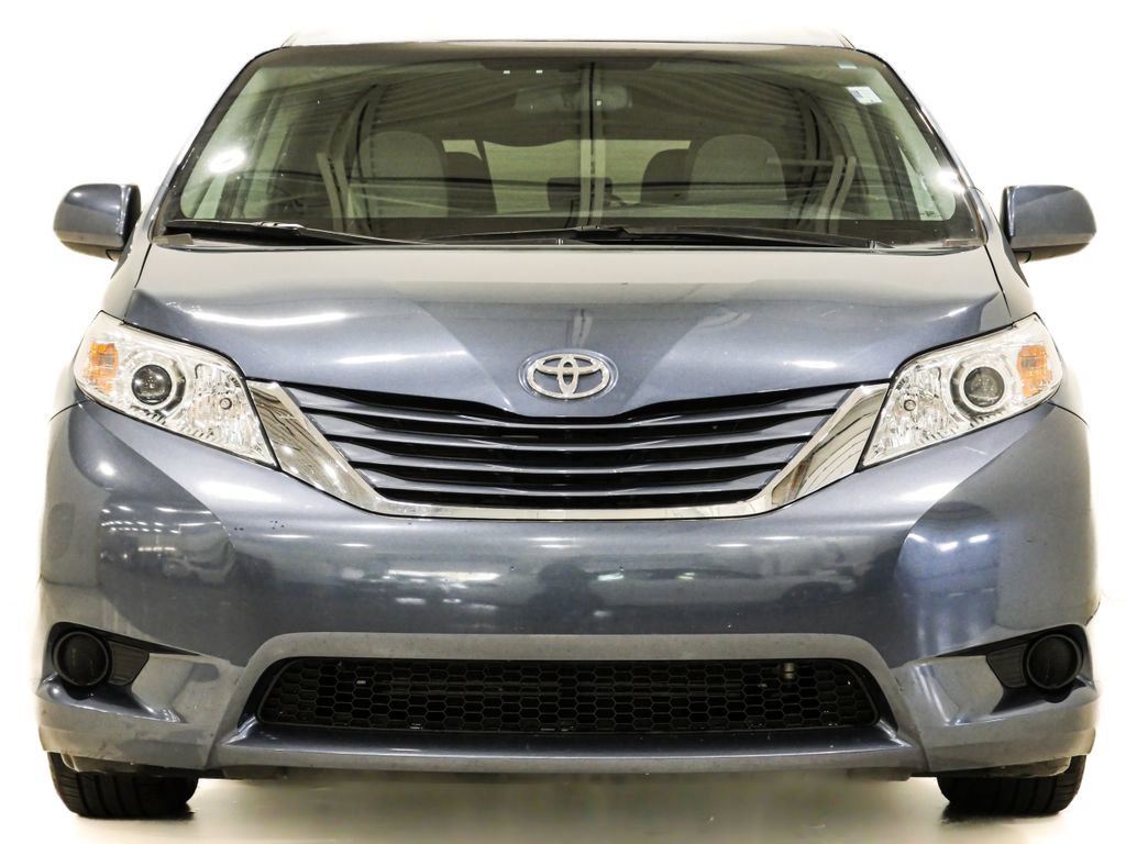 Used 2017 Toyota Sienna LE FWD image 2