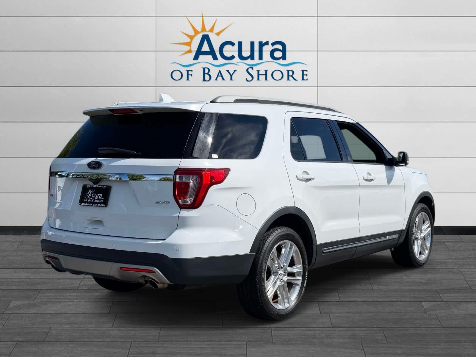 Used 2017 Ford Explorer XLT w/ Equipment Group 202A AWD/4WD image 4