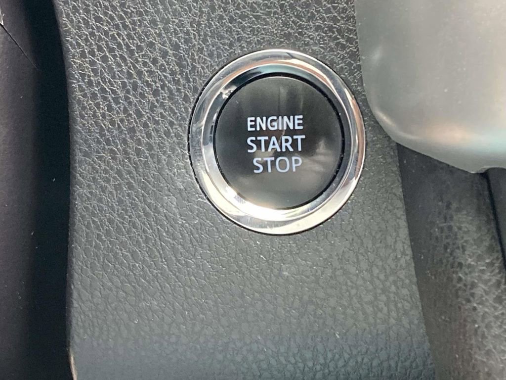 Used 2018 Toyota Highlander SE FWD image 16