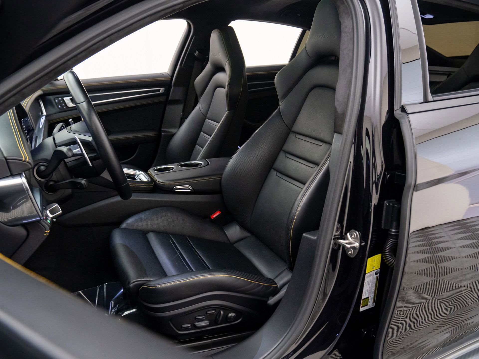 Used 2022 Porsche Panamera Turbo S image 5