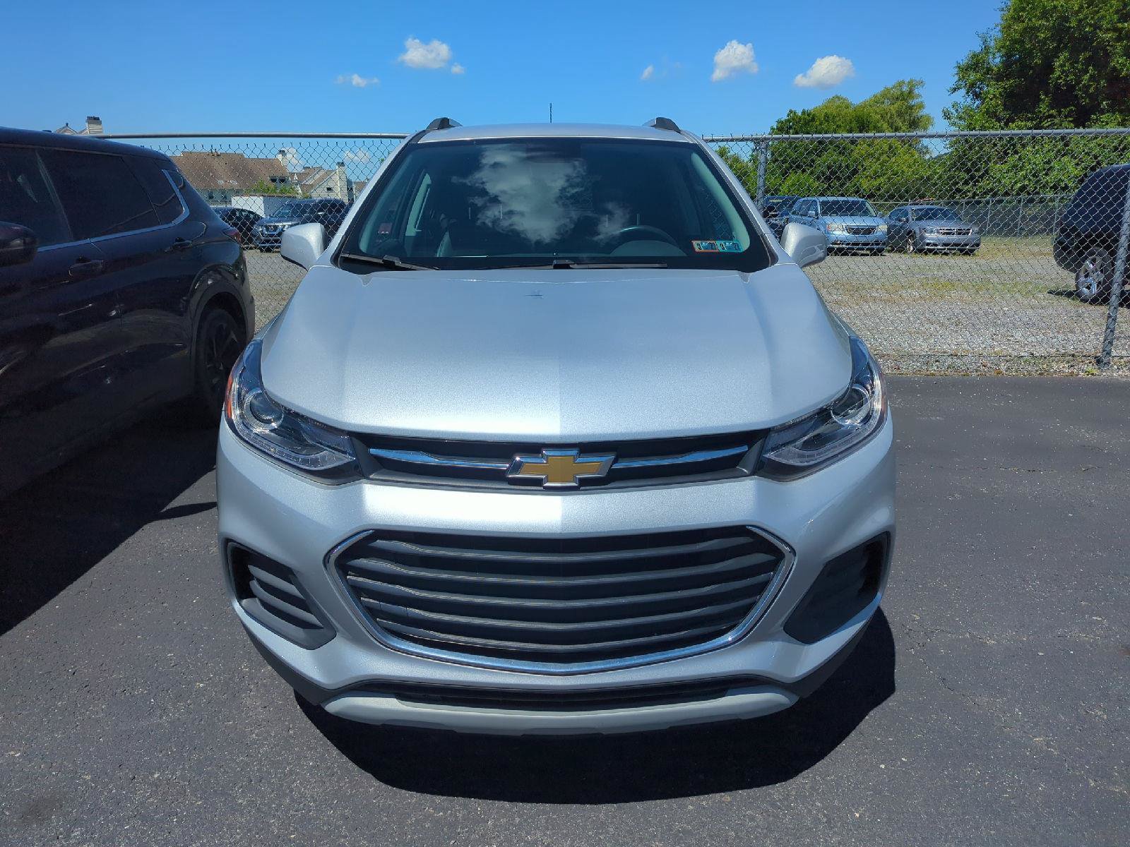 Used 2022 Chevrolet Trax LT w/ LT Convenience Package AWD/4WD image 2