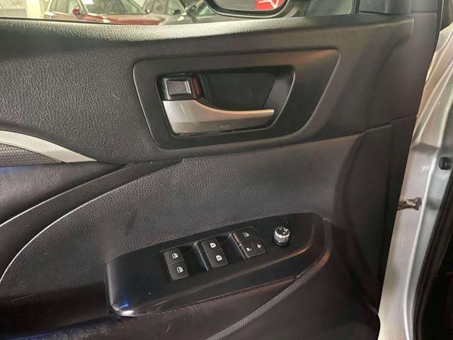 Used 2019 Toyota Highlander SE AWD/4WD image 17