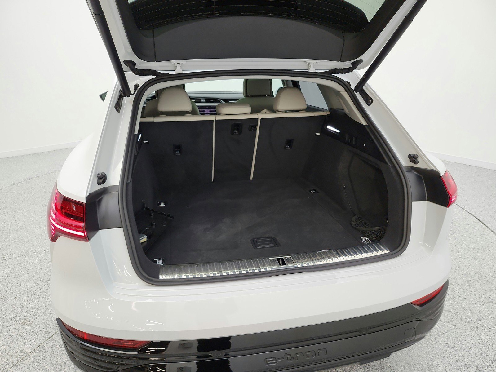 Used 2024 Audi Q8 e-tron Premium Plus w/ Premium Plus Package AWD/4WD image 21