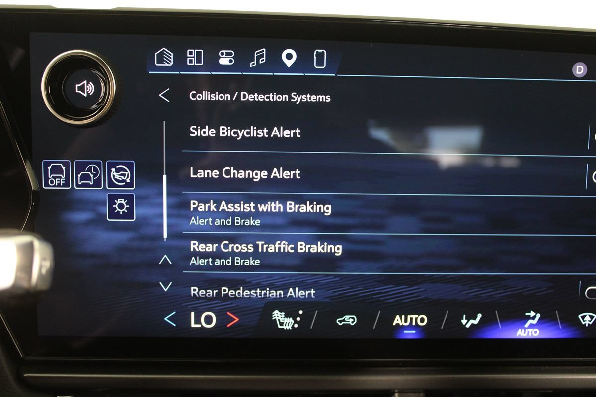 Used 2024 Chevrolet Equinox EV RS FWD image 17