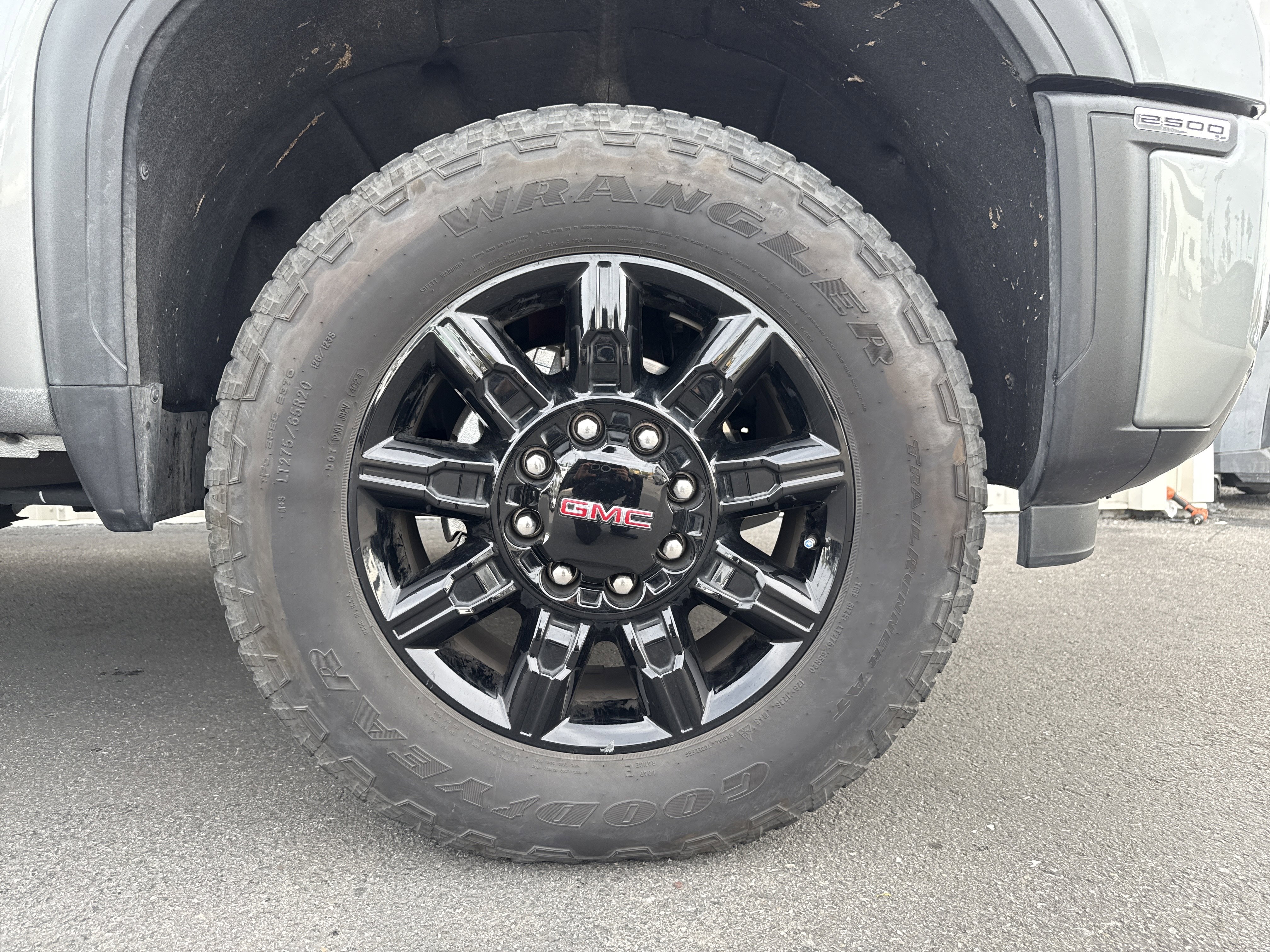 Used 2025 GMC Sierra 2500 AT4 image 3