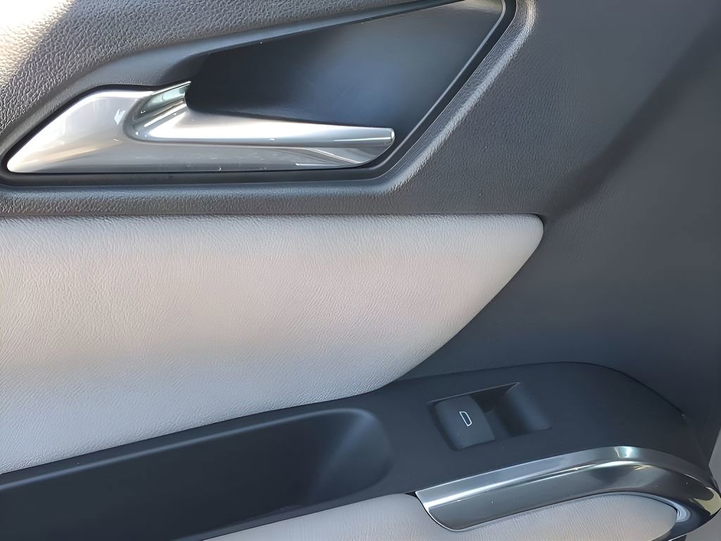 Used 2025 Chevrolet Traverse LT image 47