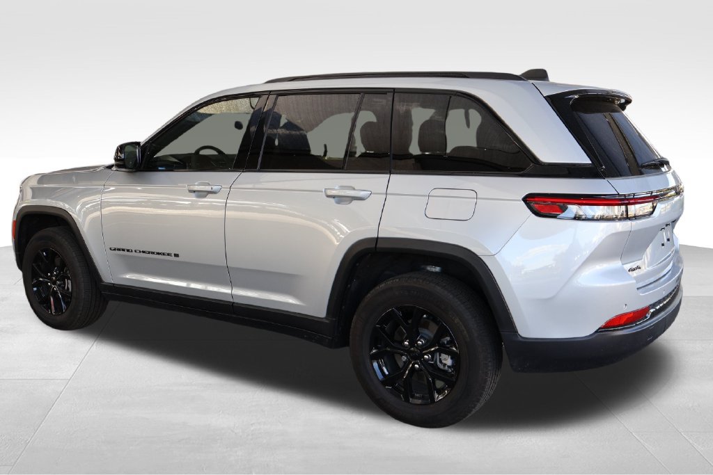 Used 2025 Jeep Grand Cherokee Altitude AWD/4WD image 14
