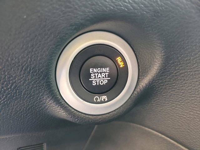 Used 2025 Chrysler Pacifica Select image 27