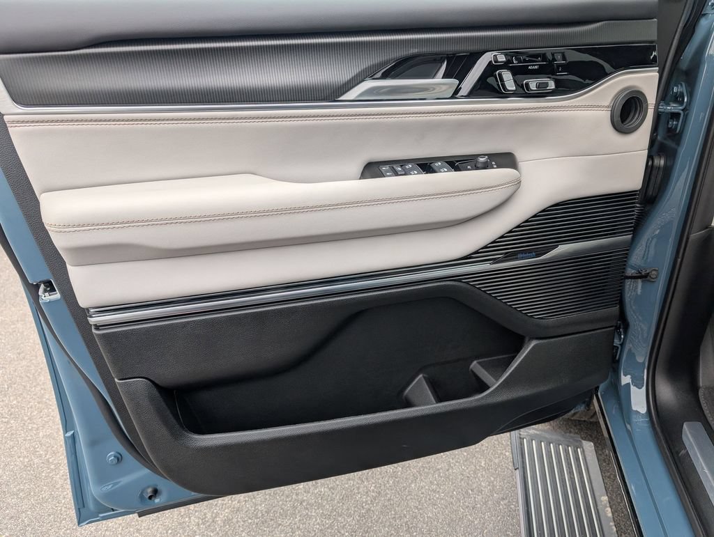 New 2026 Jeep Grand Wagoneer L Summit w/ Premium Group III AWD/4WD image 9