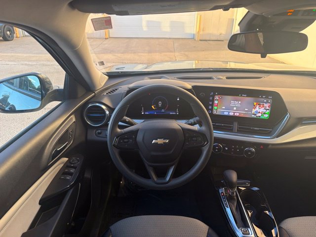 Used 2025 Chevrolet Trax LT FWD image 17