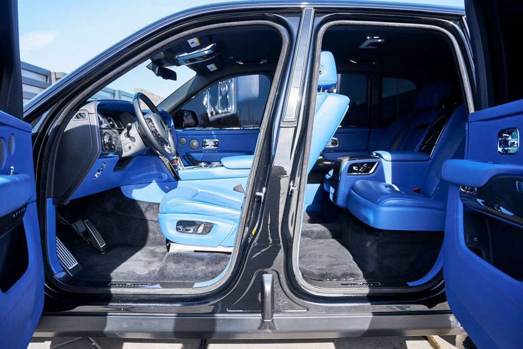 Used 2021 Rolls-Royce Cullinan Black Badge image 33