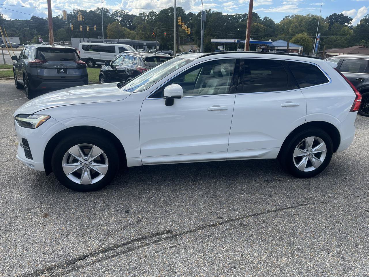 Used 2022 Volvo XC60 B5 Momentum AWD/4WD image 11