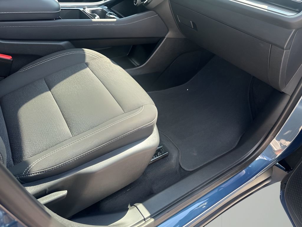 Used 2025 Chevrolet Traverse LT image 16