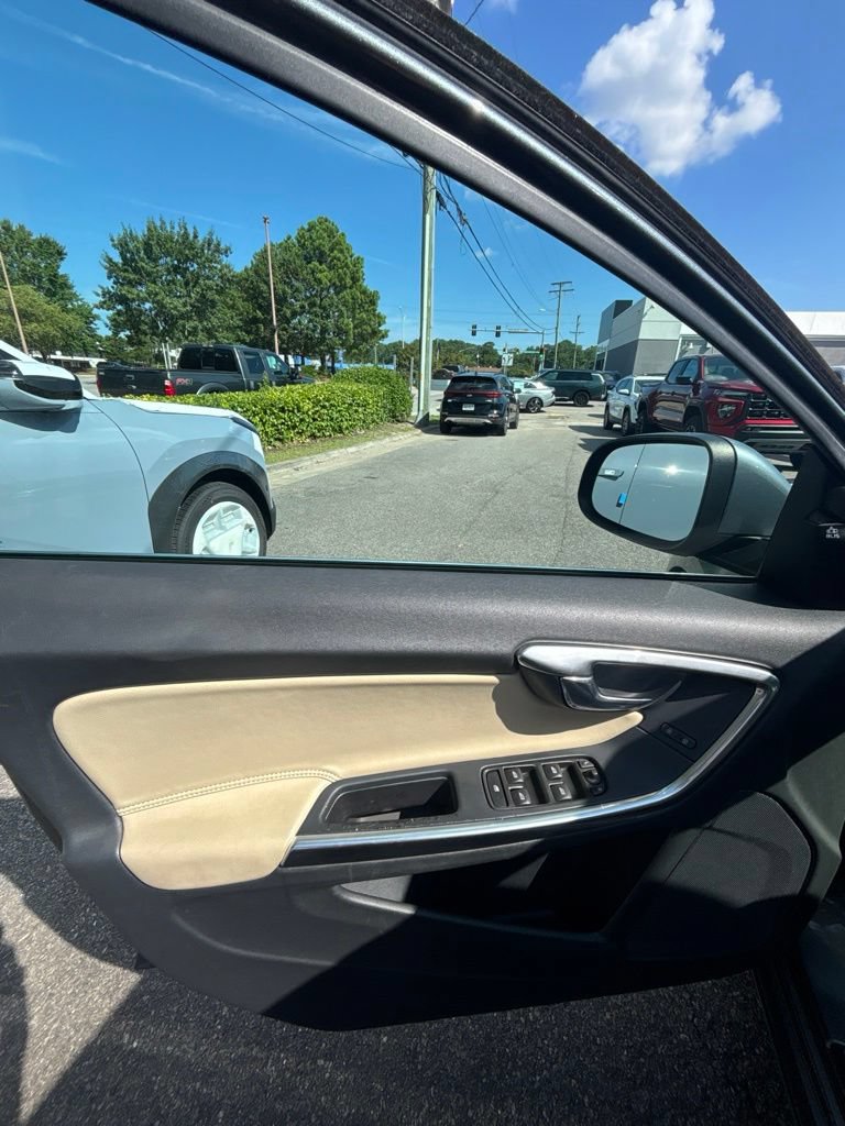 Used 2017 Volvo V60 T5 Premier FWD image 10