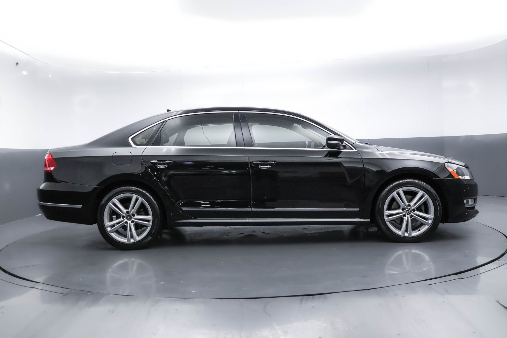 Used 2013 Volkswagen Passat TDI SEL Premium FWD image 22