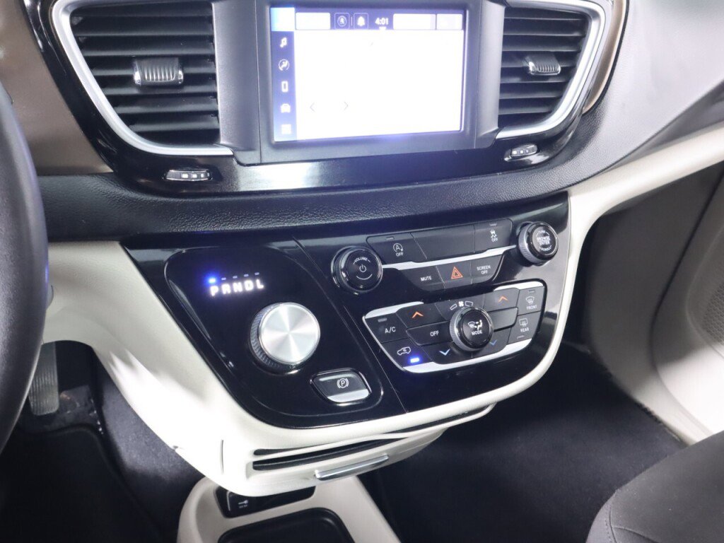 Used 2022 Chrysler Voyager LX image 15