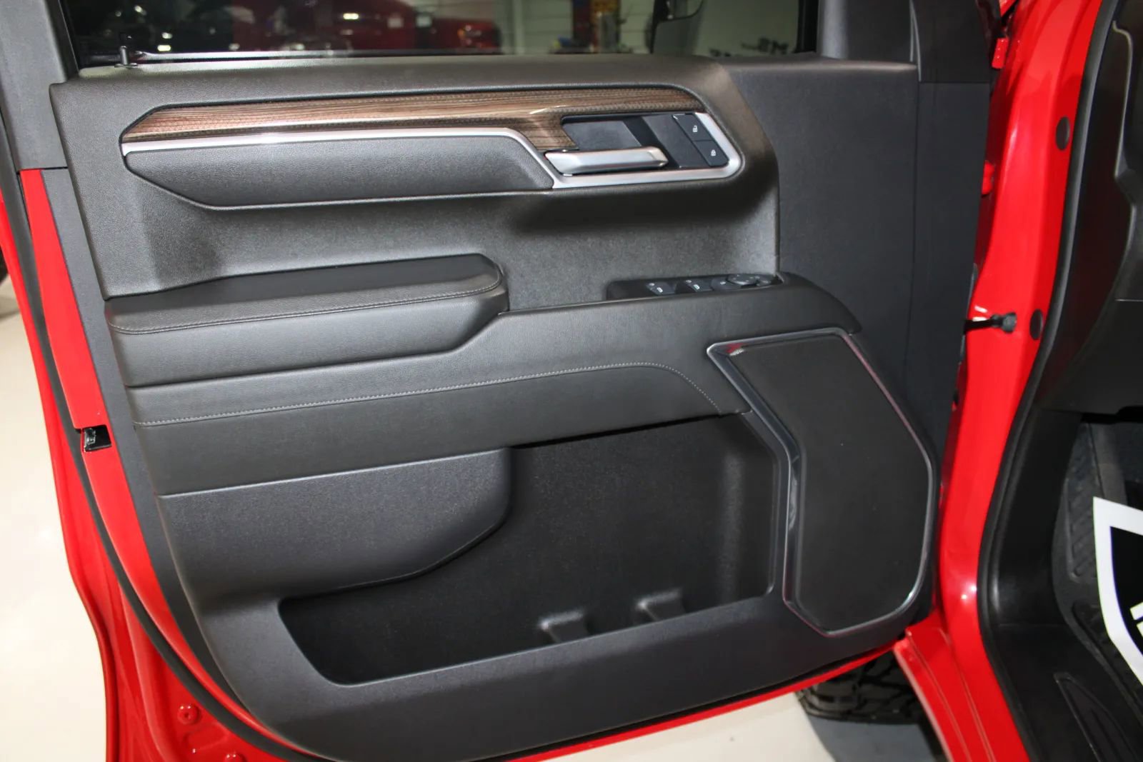 Used 2025 Chevrolet Silverado 1500 LT AWD/4WD image 14