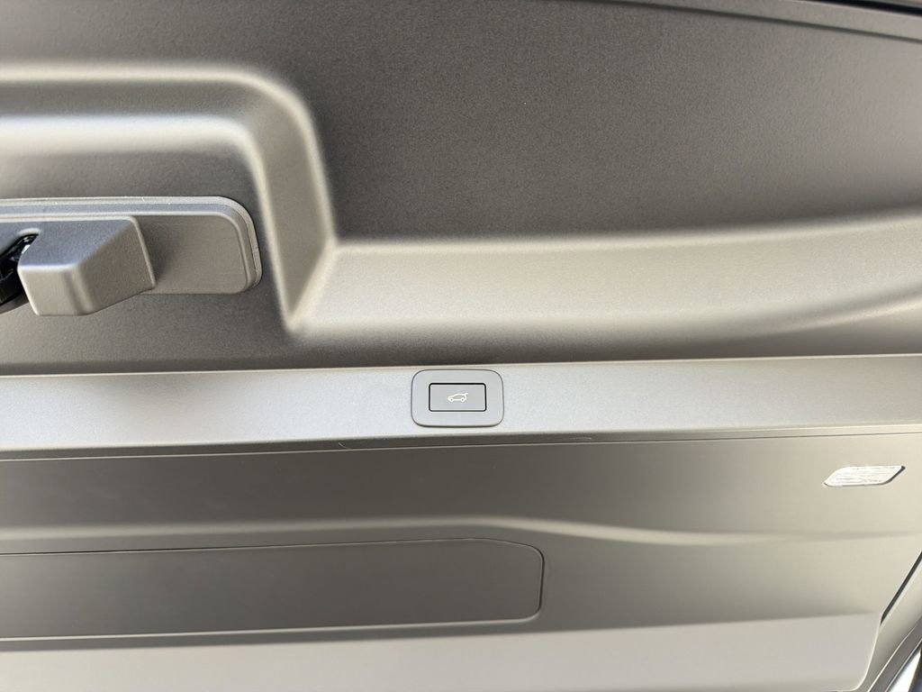 New 2026 Land Rover Range Rover Long Wheelbase SE image 8