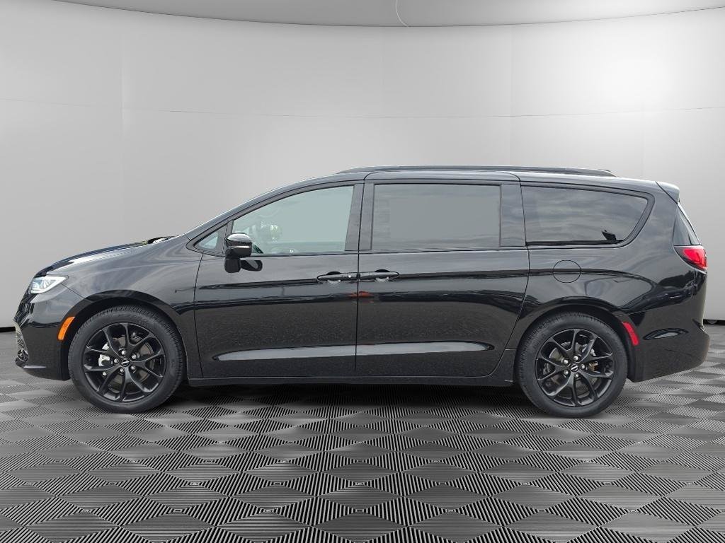 Used 2025 Chrysler Pacifica Limited FWD image 4