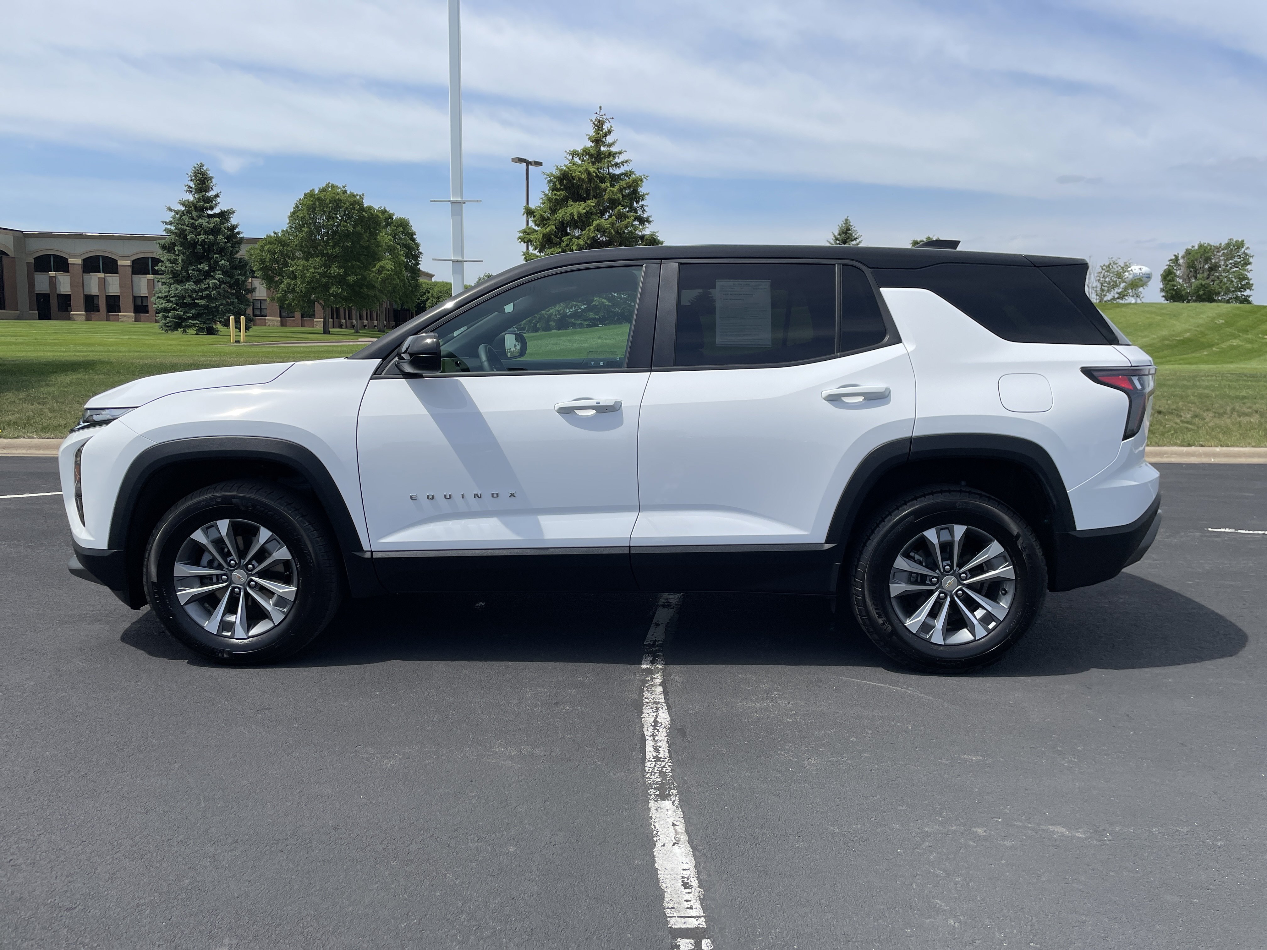 Used 2025 Chevrolet Equinox LT AWD/4WD image 2