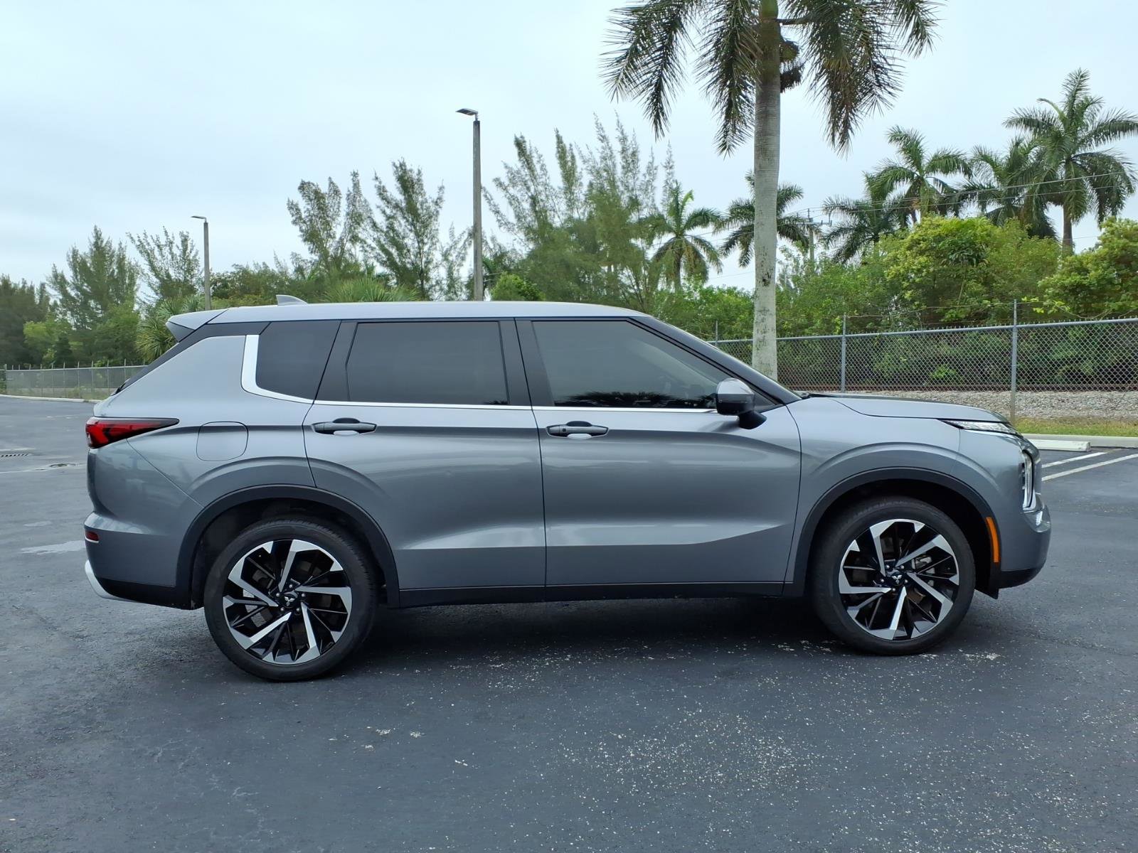 Used 2024 Mitsubishi Outlander SE image 15