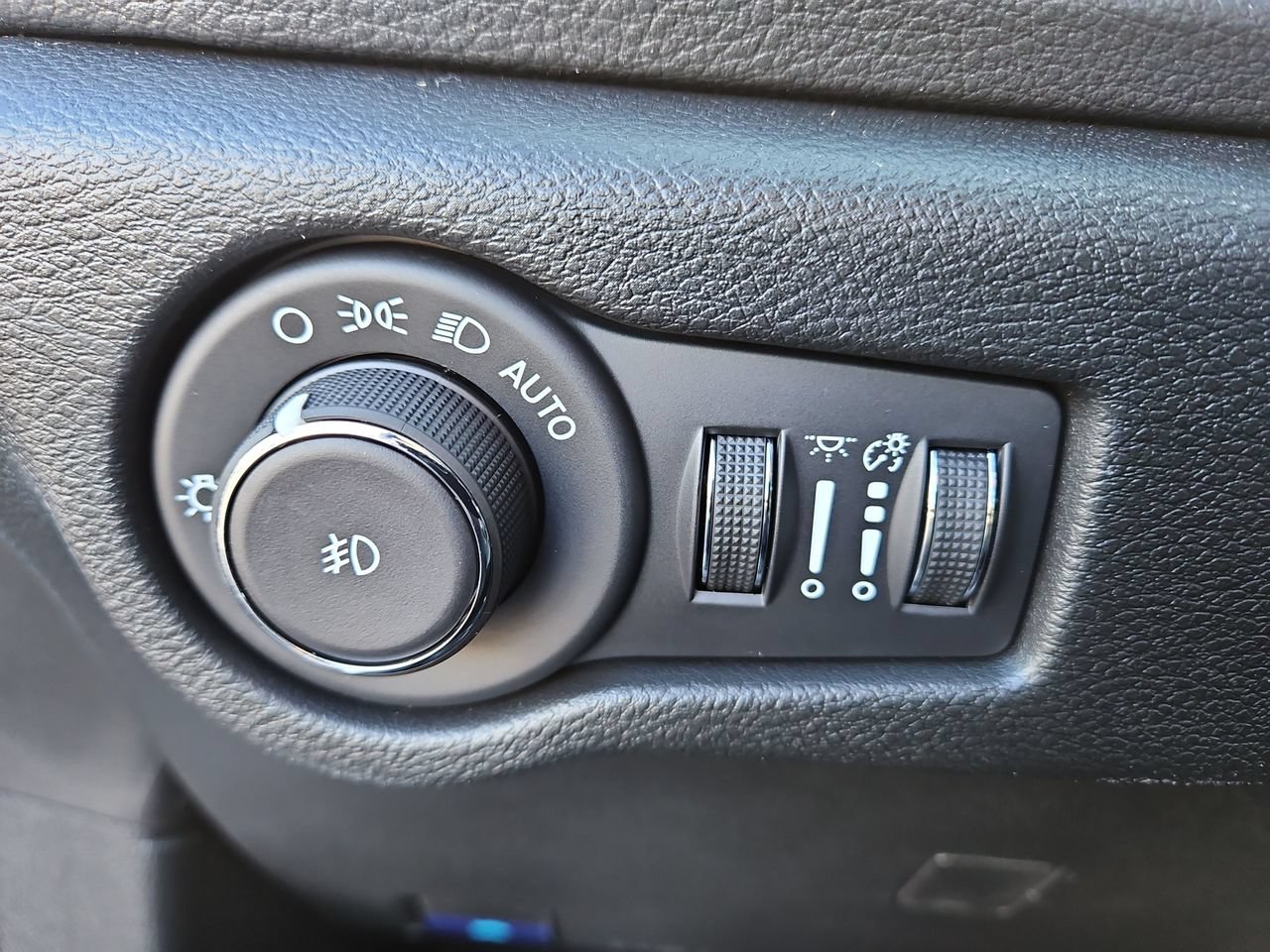 New 2026 Chrysler Pacifica Select AWD/4WD image 34