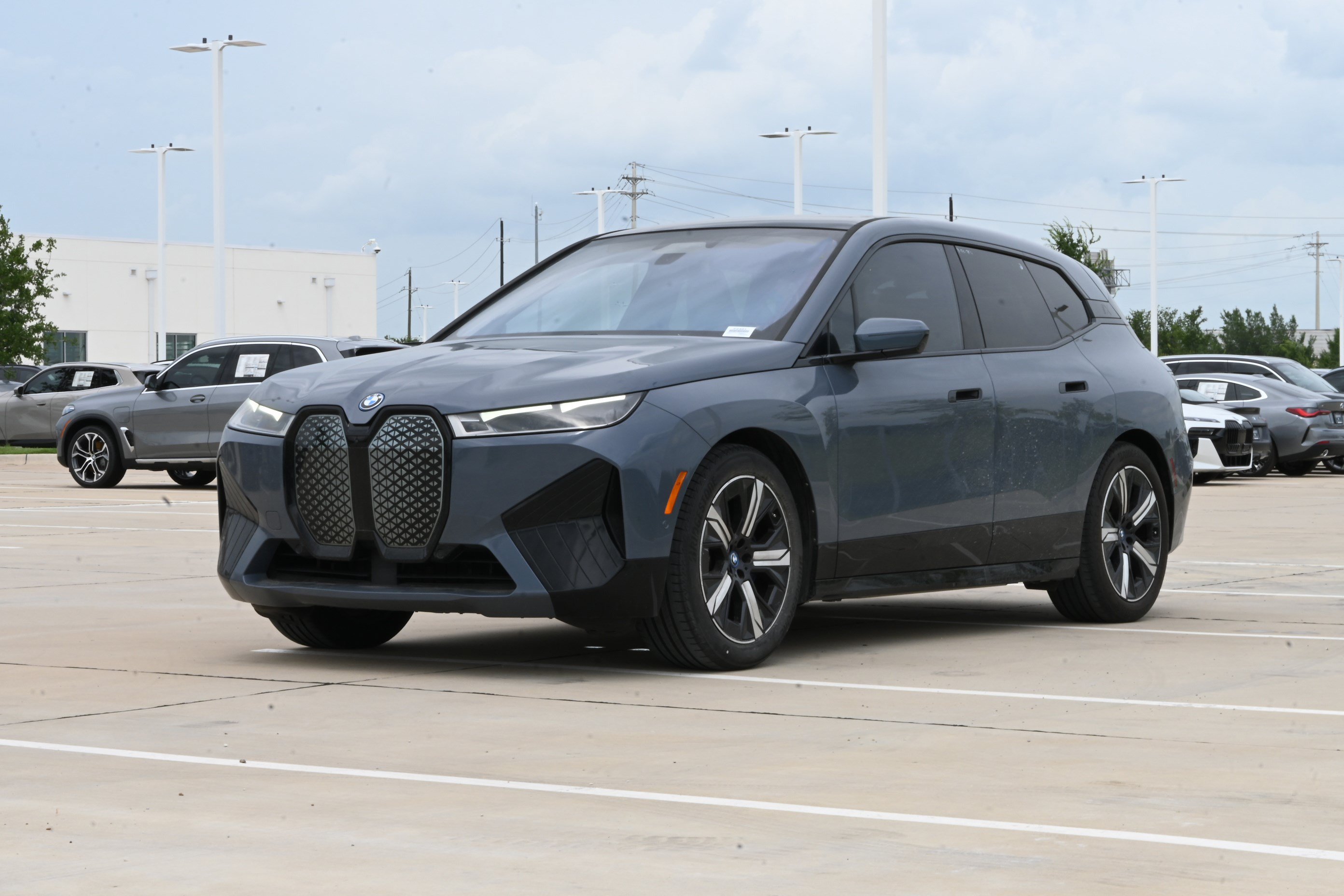 Used 2023 BMW iX xDrive50 w/ Premium Package AWD/4WD image 5