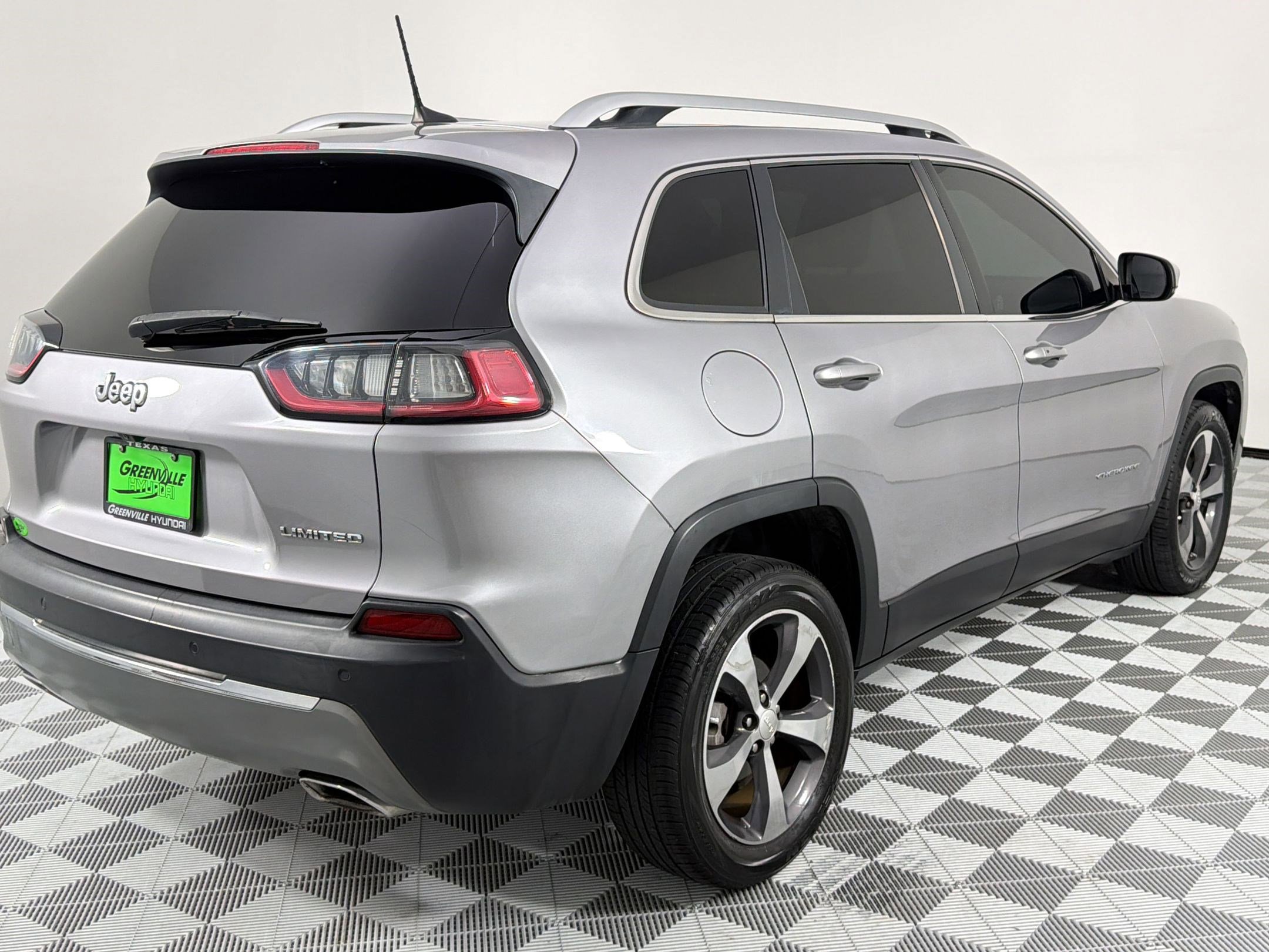 Used 2019 Jeep Cherokee Limited FWD image 9