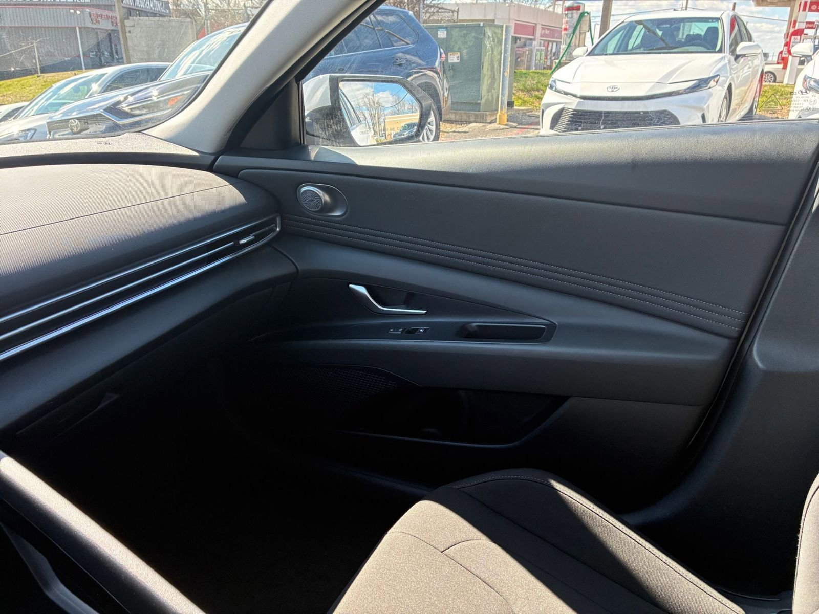 Used 2025 Hyundai Elantra SEL image 30