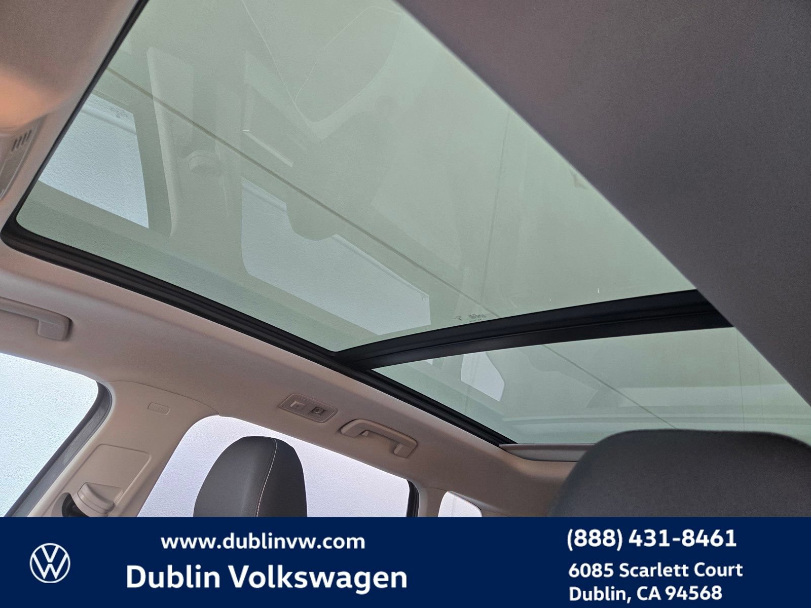 Certified 2025 Volkswagen Taos SE w/ Panoramic Sunroof Package FWD image 17