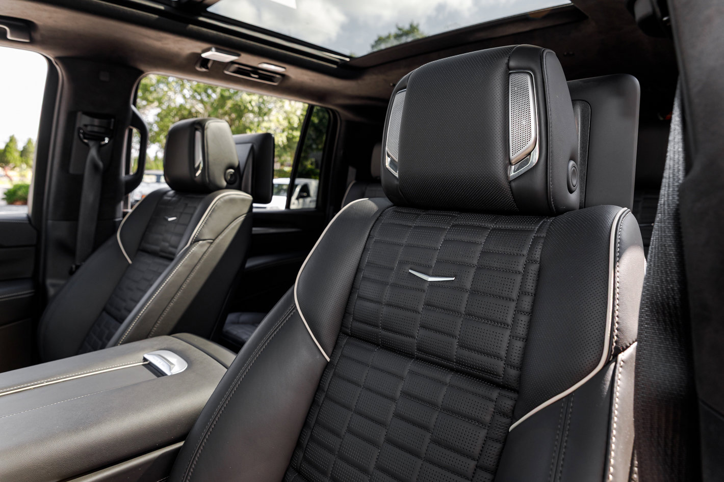Used 2025 Cadillac Escalade ESV V image 22