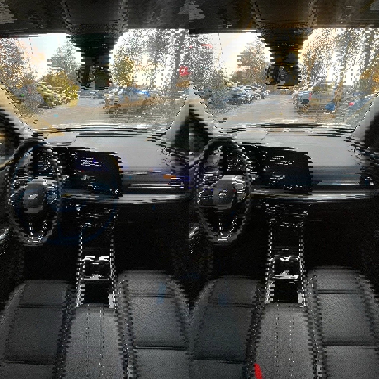 Used 2025 Chevrolet Traverse LT image 9