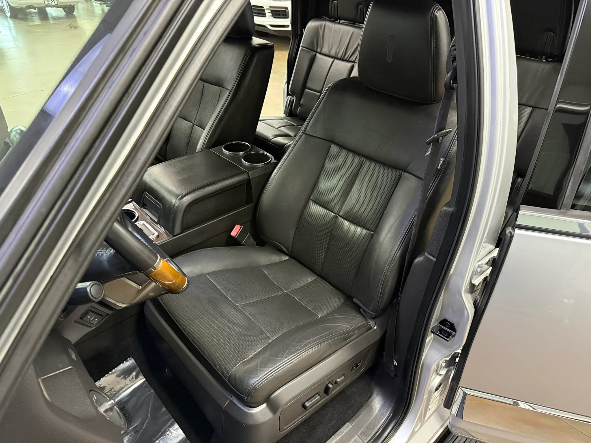 Used 2012 Lincoln Navigator L 4WD image 17